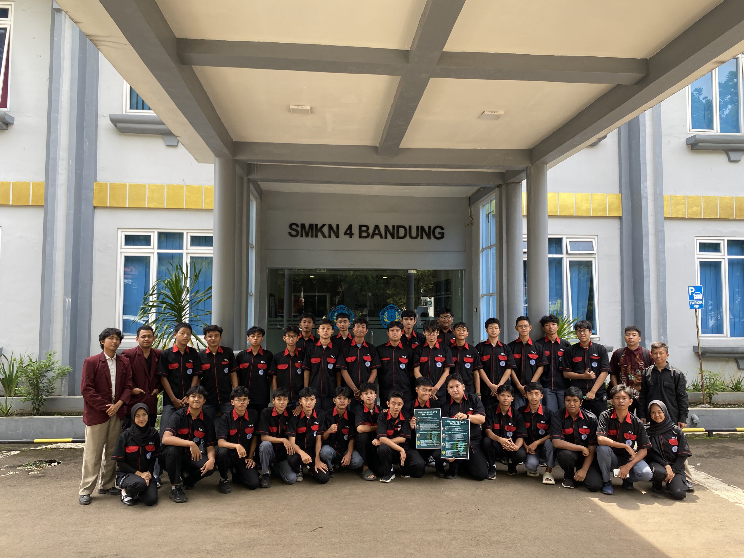 Tingkatkan Kesadaran Digital, Mahasiswa Sains Data Telkom University Gelar Seminar Literasi Digital di SMKN 4 Bandung