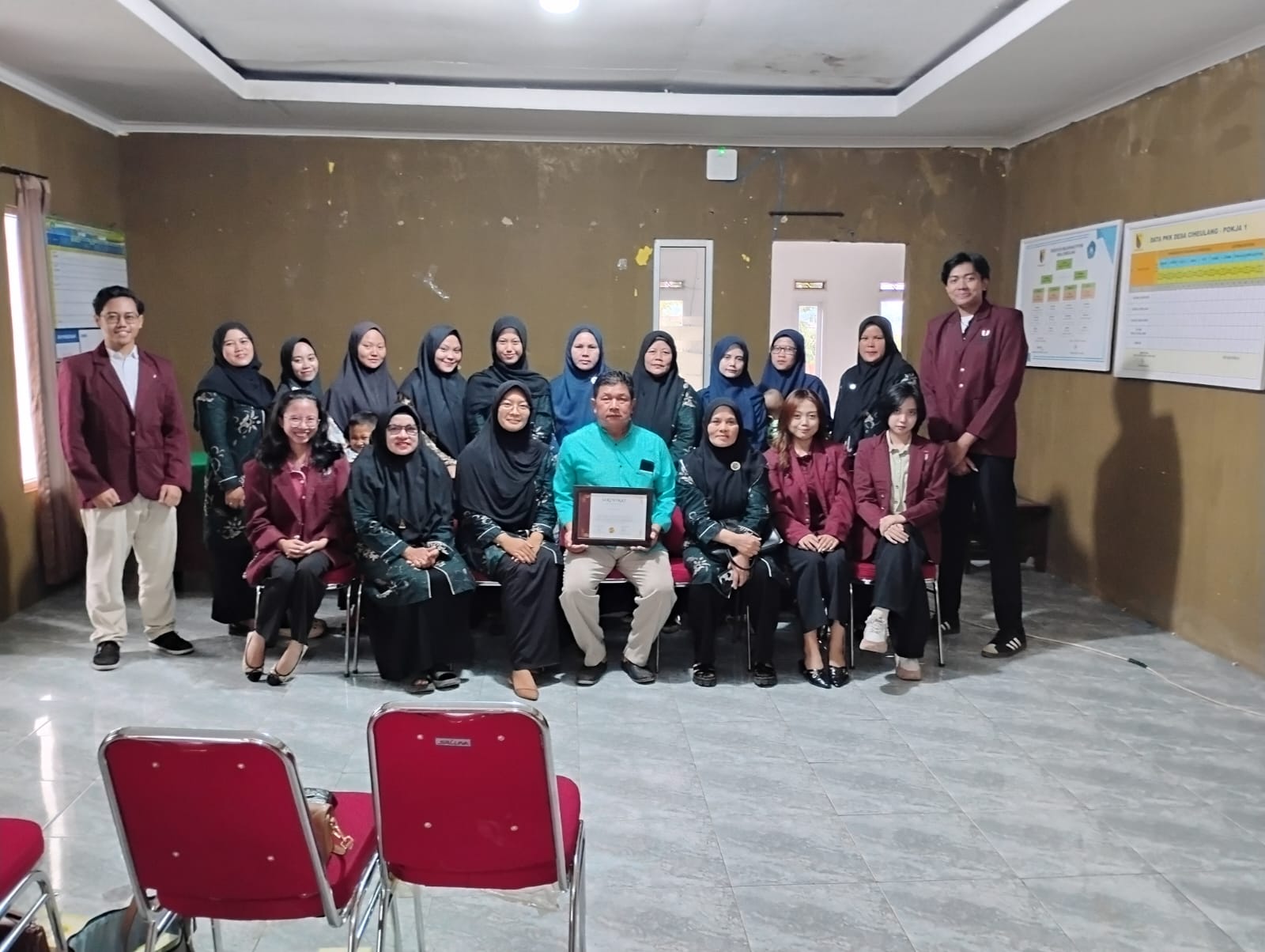 Pemberdayaan Ibu-Ibu PKK Desa Ciheulang melalui Edukasi dan Pendampingan Pemanfaatan Artificial Intelligence (AI)