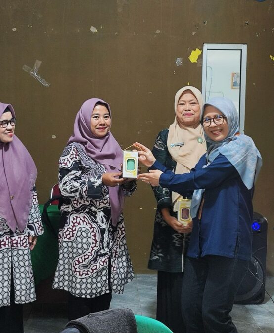 Pemberdayaan Digital: Pelatihan Administrasi dan Keuangan Rumah Tangga bagi Ibu-Ibu PKK Desa Ciheulang