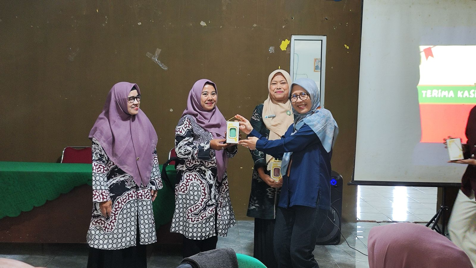 Pemberdayaan Digital: Pelatihan Administrasi dan Keuangan Rumah Tangga bagi Ibu-Ibu PKK Desa Ciheulang