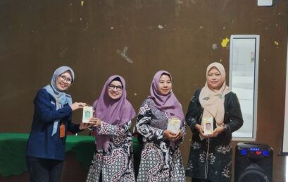 PELATIHAN PEMASARAN DIGITAL MELALUI MEDIA SOSIAL: INSTAGRAM, TIKTOK, DAN WHATSAPP BUSINESS BAGI IBU-IBU PKK DESA CIHEULANG