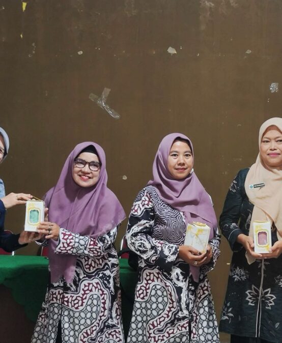 PELATIHAN PEMASARAN DIGITAL MELALUI MEDIA SOSIAL: INSTAGRAM, TIKTOK, DAN WHATSAPP BUSINESS BAGI IBU-IBU PKK DESA CIHEULANG